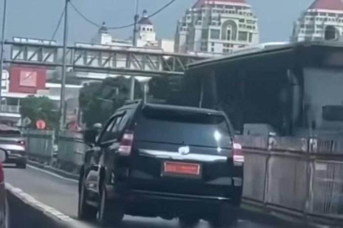 Mobil Dinas Pejabat Jakarta Masuk Jalur Busway Transjakarta, Netizen: Republik Lawak