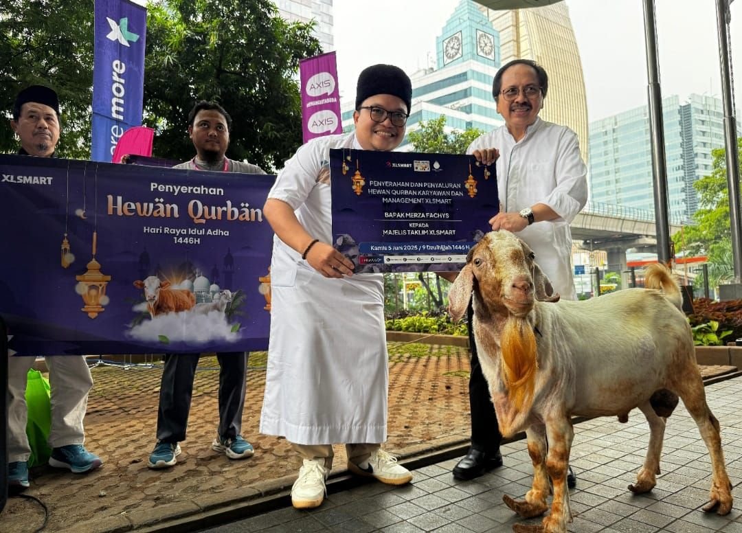 Karyawan XLSmart Salurkan 112 Hewan Kurban Idul Adha 1446 H 2 Karyawan XLSmart Salurkan 112 Hewan Kurban Idul Adha 1446 H