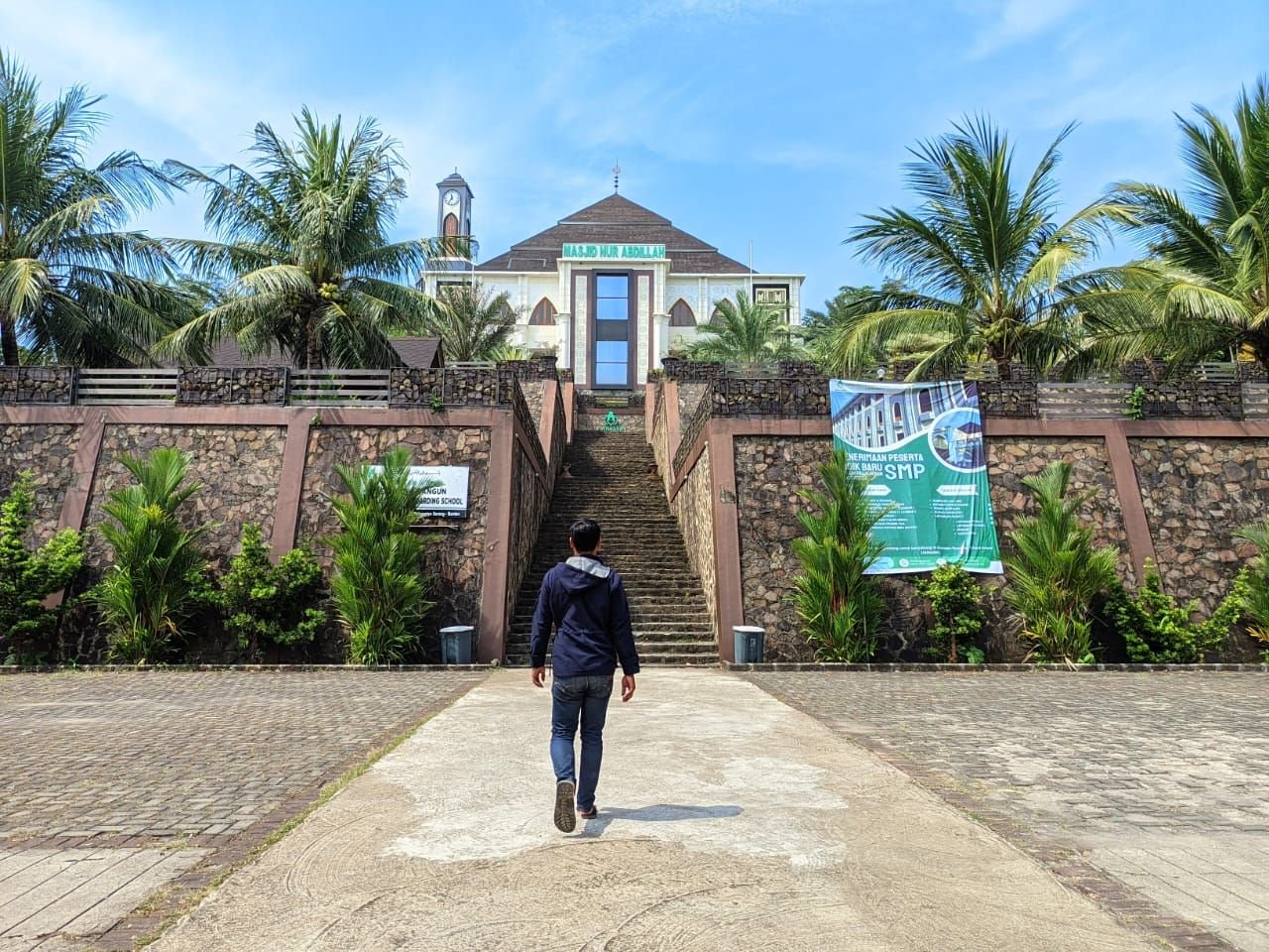 Masjid Terindah di Cinangka, Berdiri di Atas Bukit dan Langsung Disuguhkan Pemandangan Pantai