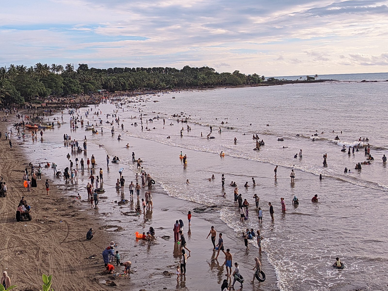Pantai Batu Saung, Surga Tersembunyi di Serang dengan Pesona Pasir Putih dan Batu Cadas Eksotis 1 Pantai Batu Saung, Surga Tersembunyi di Serang dengan Pesona Pasir Putih dan Batu Cadas Eksotis