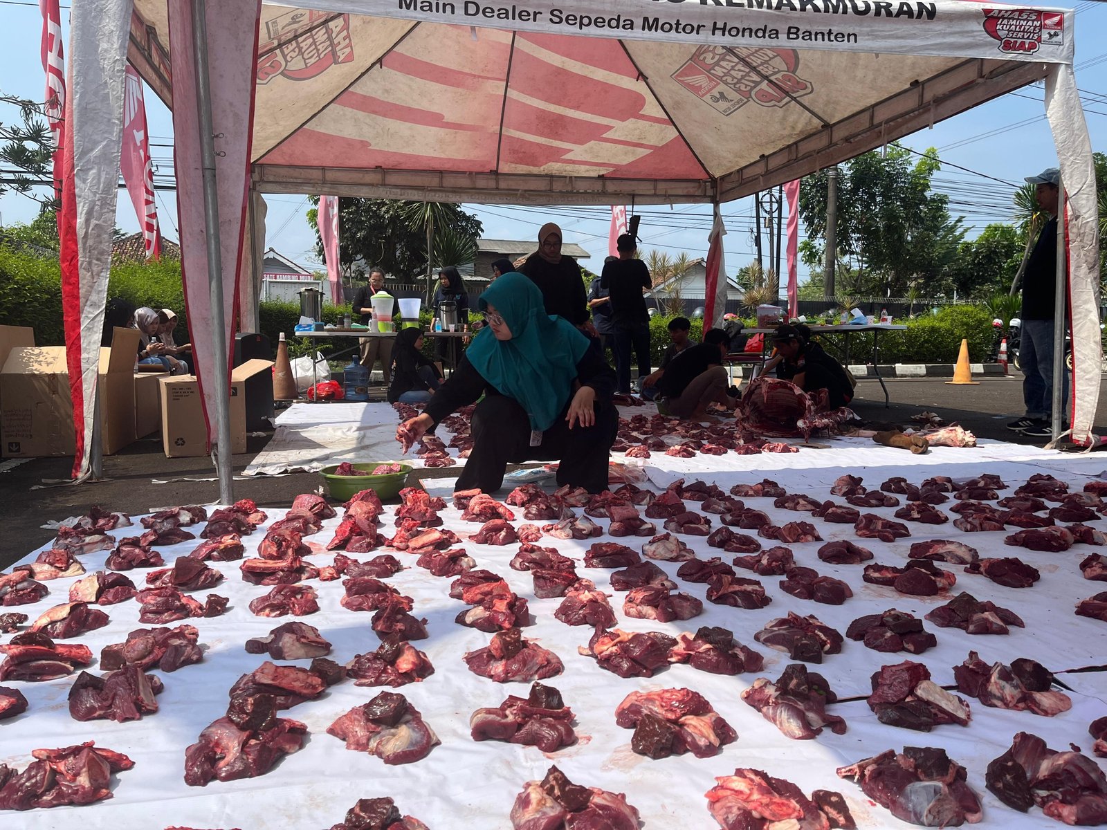 Honda Banten Tebar 200 Kantong Daging Kurban untuk Warga Sekitar 5 Honda Banten Tebar 200 Kantong Daging Kurban untuk Warga Sekitar