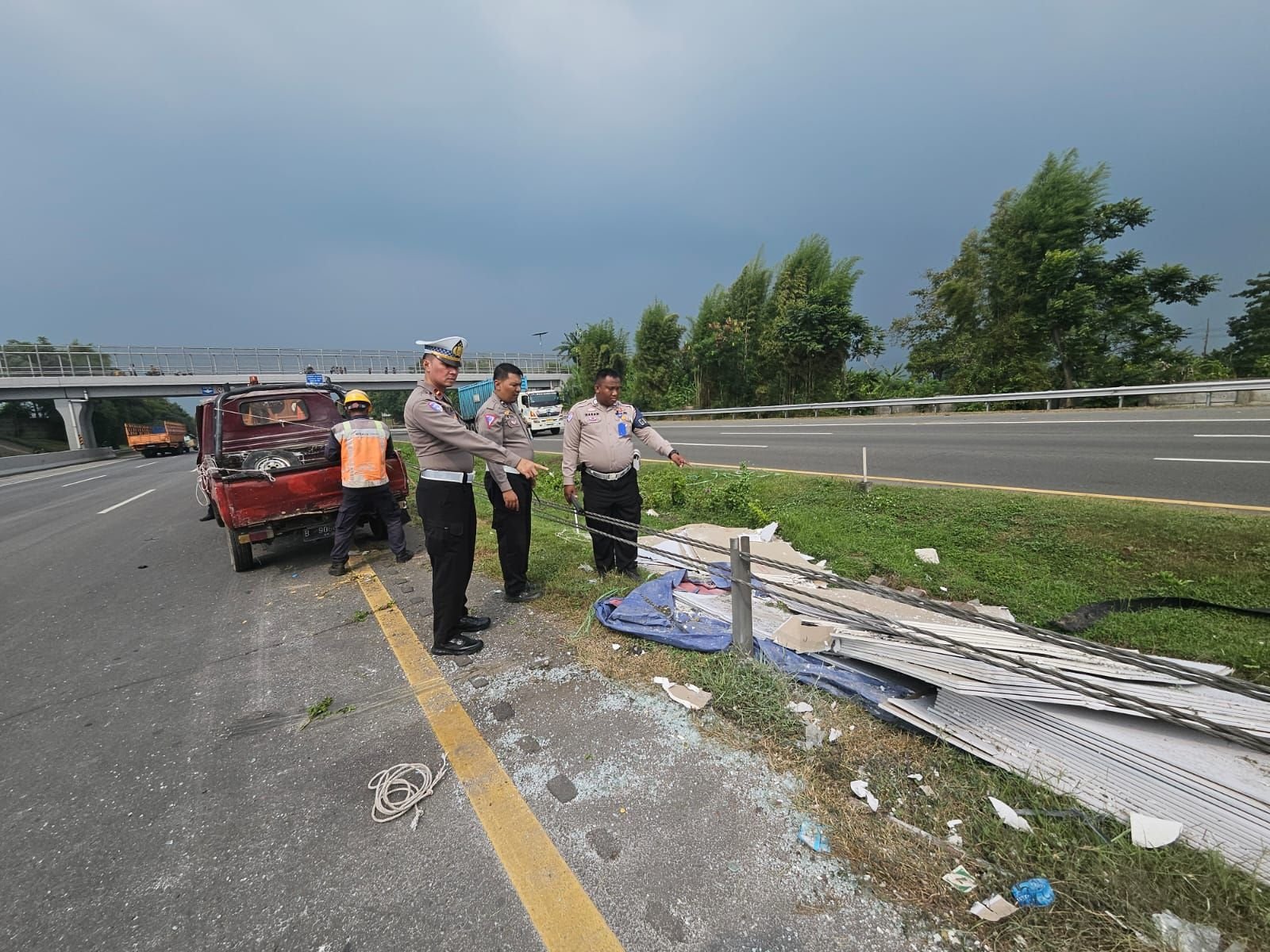 Akibat Pecah Ban, Sopir Losbak Terlempar Hingga Tewas di Tol Tangerang-Merak