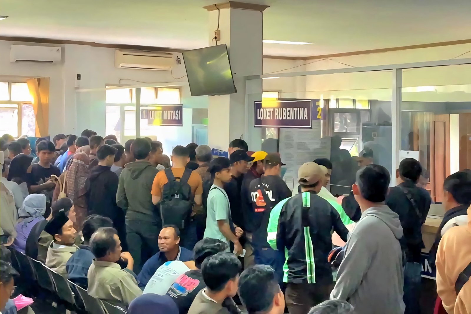 Layanan Samsat Dinilai Kurang, Gubernur Banten Dorong Peran Aktif Pemerintah Kabupaten dan Kota 1 Layanan Samsat Dinilai Kurang, Gubernur Banten Dorong Peran Aktif Pemerintah Kabupaten dan Kota