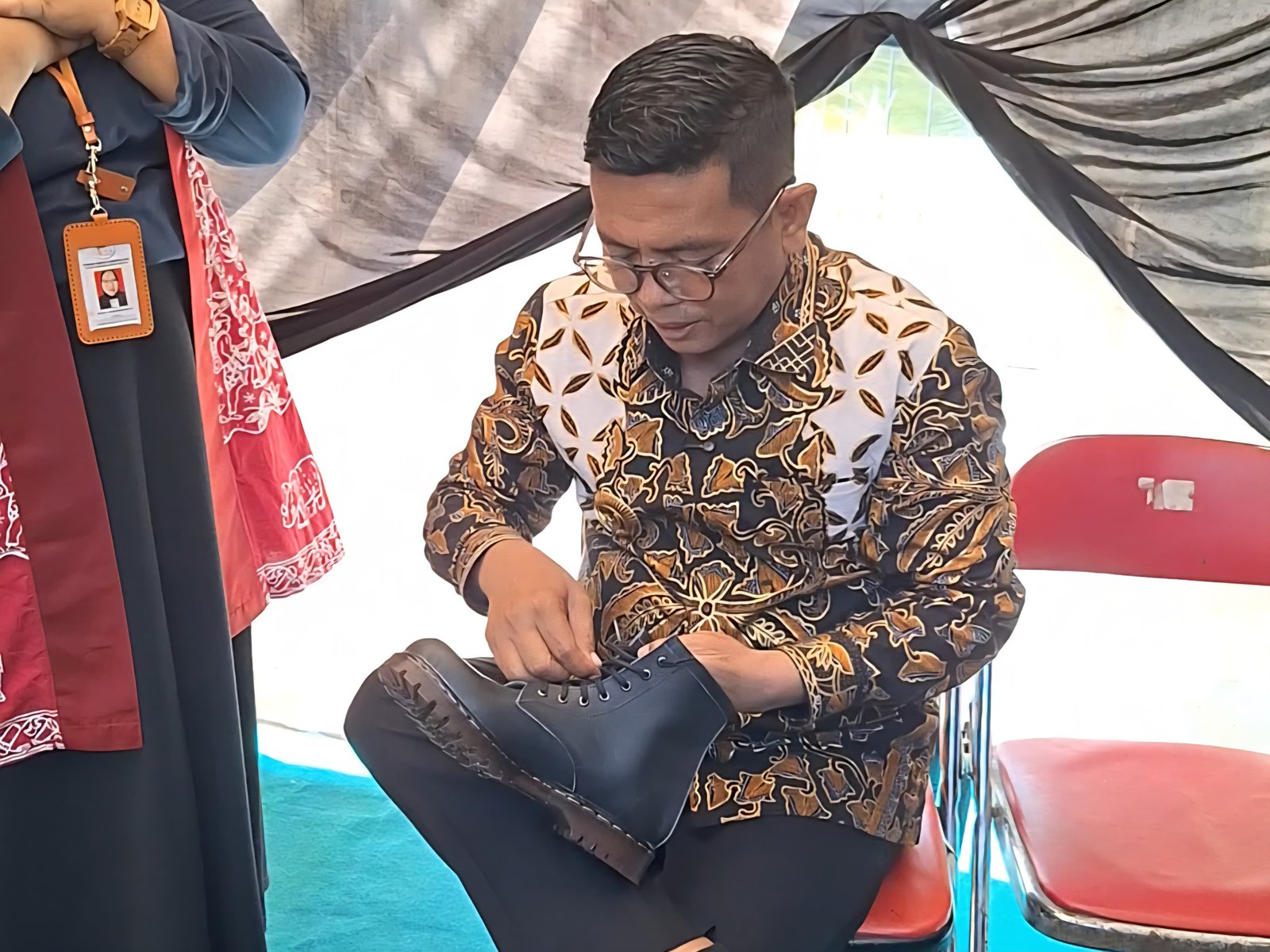 Pernah Tak Mampu Beli Docmart, Gubernur Banten Kini Bangga Pakai Sepatu Buatan UMKM