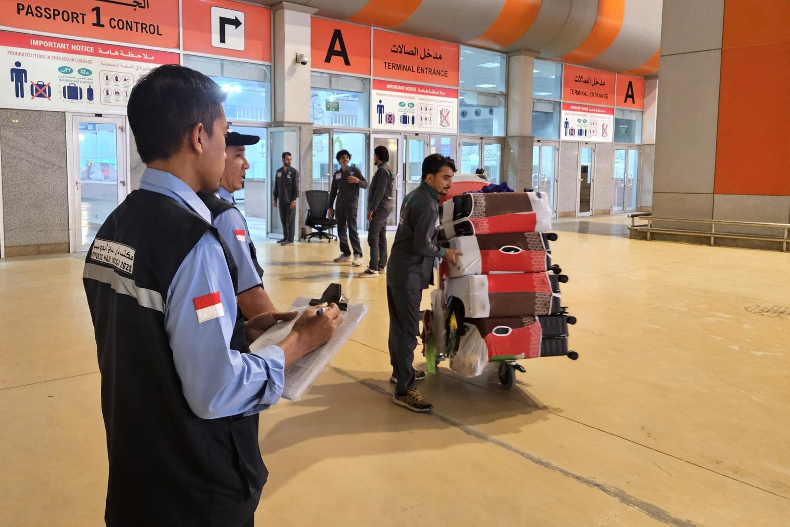 Air Zamzam Tak Boleh Masuk Kabin, Petugas Bandara Ingatkan Jemaah Haji Jelang Kepulangan ke Tanah Air 2 Air Zamzam Tak Boleh Masuk Kabin, Petugas Bandara Ingatkan Jemaah Haji Jelang Kepulangan ke Tanah Air