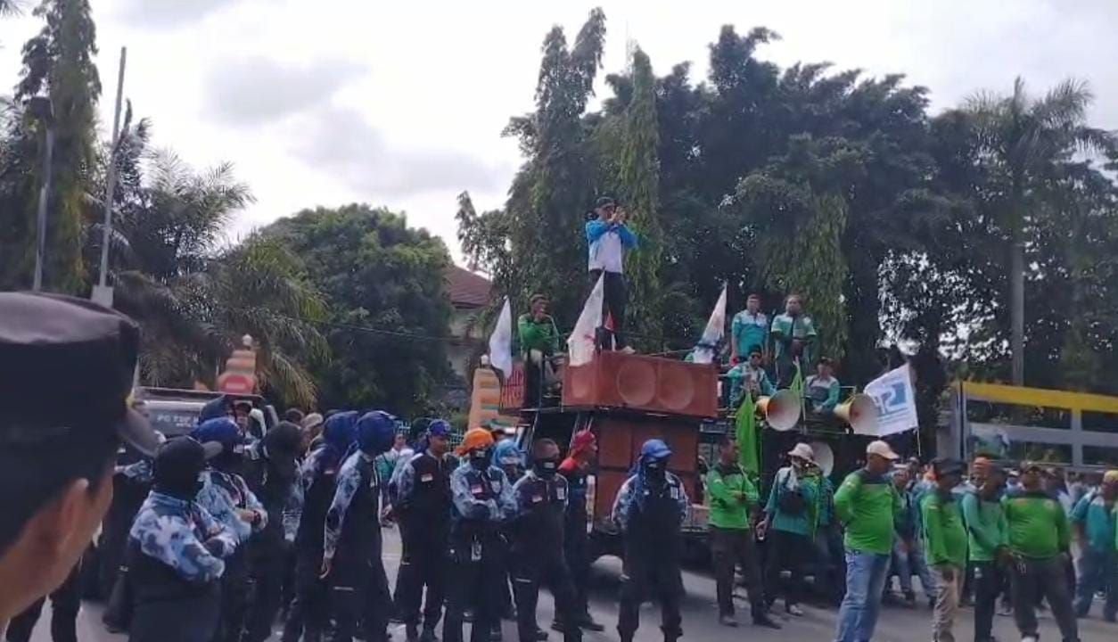 Buruh Geruduk DPRD Cilegon, Tuntut Sidang Etik untuk Anggota Dewan yang Diduga Tabrak Pendemo di PT Bungasari