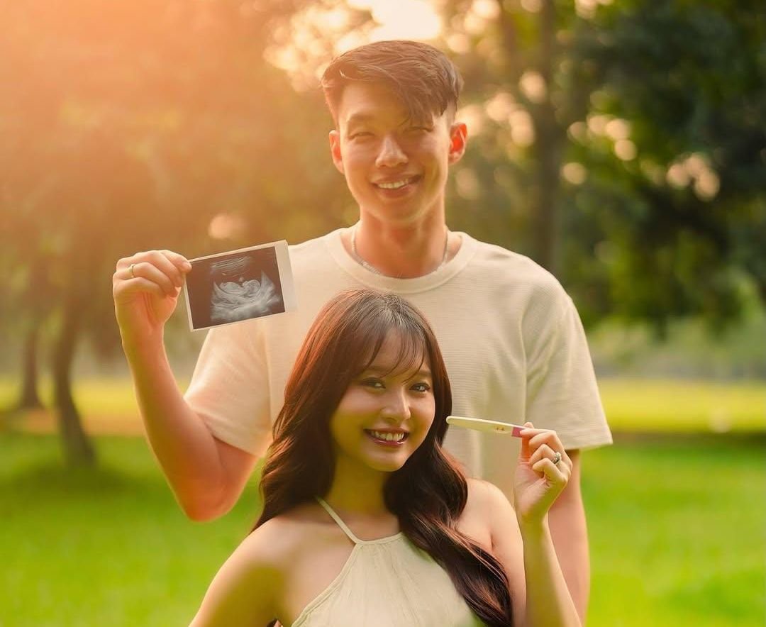 Setelah Resmi Menikah dengan Vincent, Vior Umumkan Momen Bahagia Kehamilannya di Medsos 5 Setelah Resmi Menikah dengan Vincent, Vior Umumkan Momen Bahagia Kehamilannya di Medsos