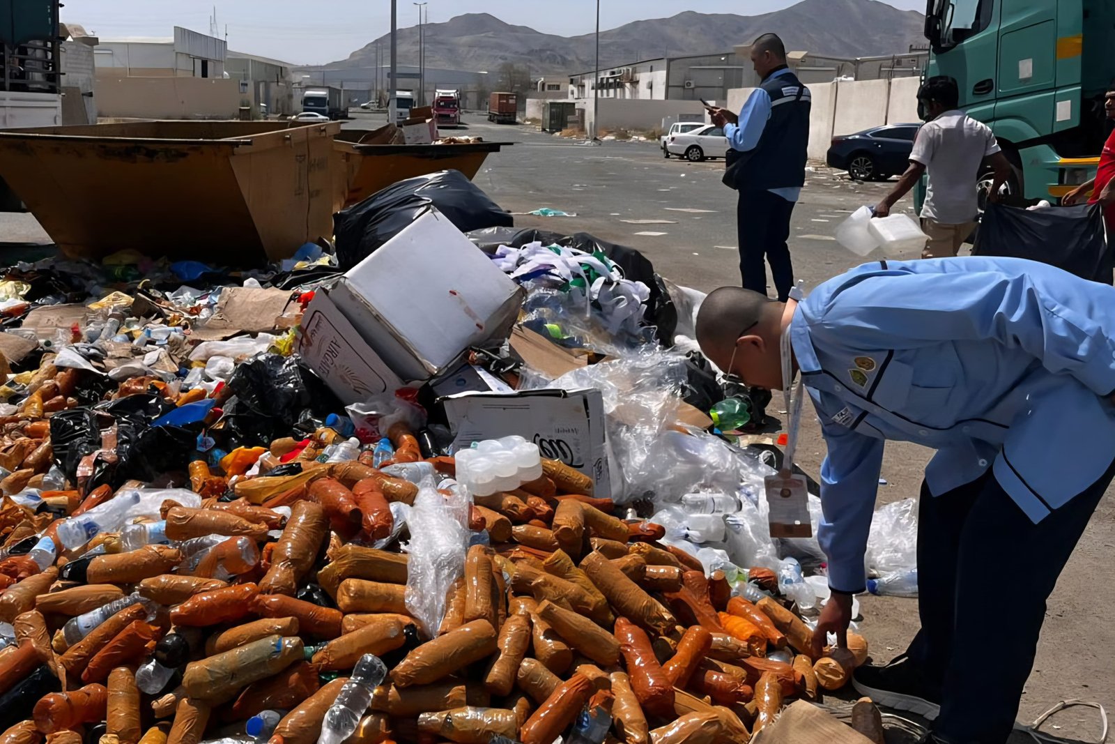 Tolong Jangan Bandel! PPIH Kembali Ingatkan Jemaah Haji Tidak Selundupkan Air Zamzam 1 Tolong Jangan Bandel! PPIH Kembali Ingatkan Jemaah Haji Tidak Selundupkan Air Zamzam