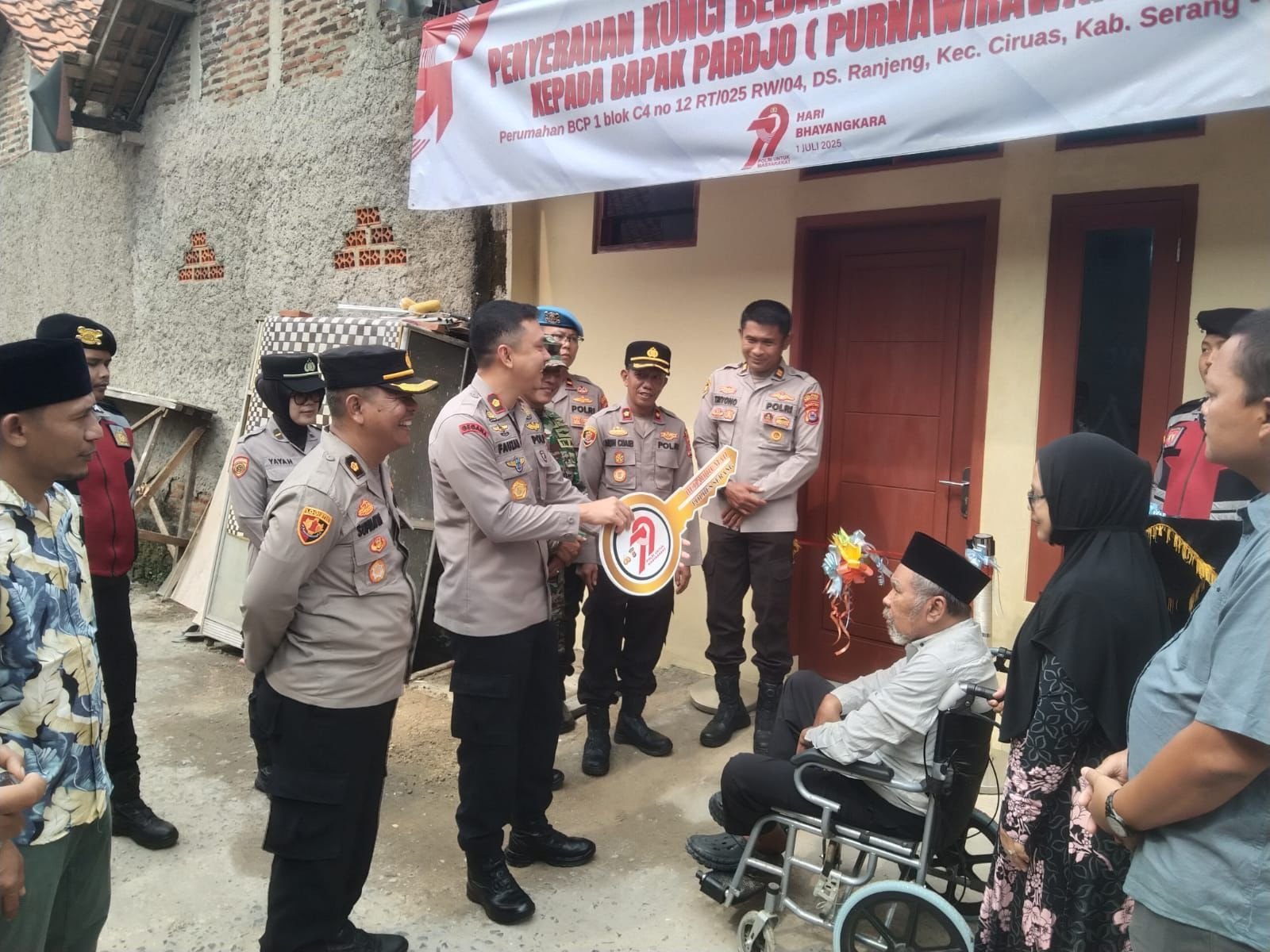 Apresiasi Purnawiran Polri, Polres Serang Beri Hadiah Program Bedah Rumah: Kami Berharap....... 1 Apresiasi Purnawiran Polri, Polres Serang Beri Hadiah Program Bedah Rumah: Kami Berharap.......