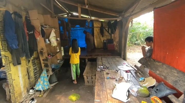 Rumahnya Ambruk Tersapu Angin, Satu Keluarga di Lebak 6 Tahun Tinggal di Tenda Terpal