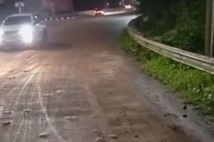 Ceceran Tanah Merah di Exit Tol Rangkasbitung Bikin Resah, Pengendara Motor Berjatuhan