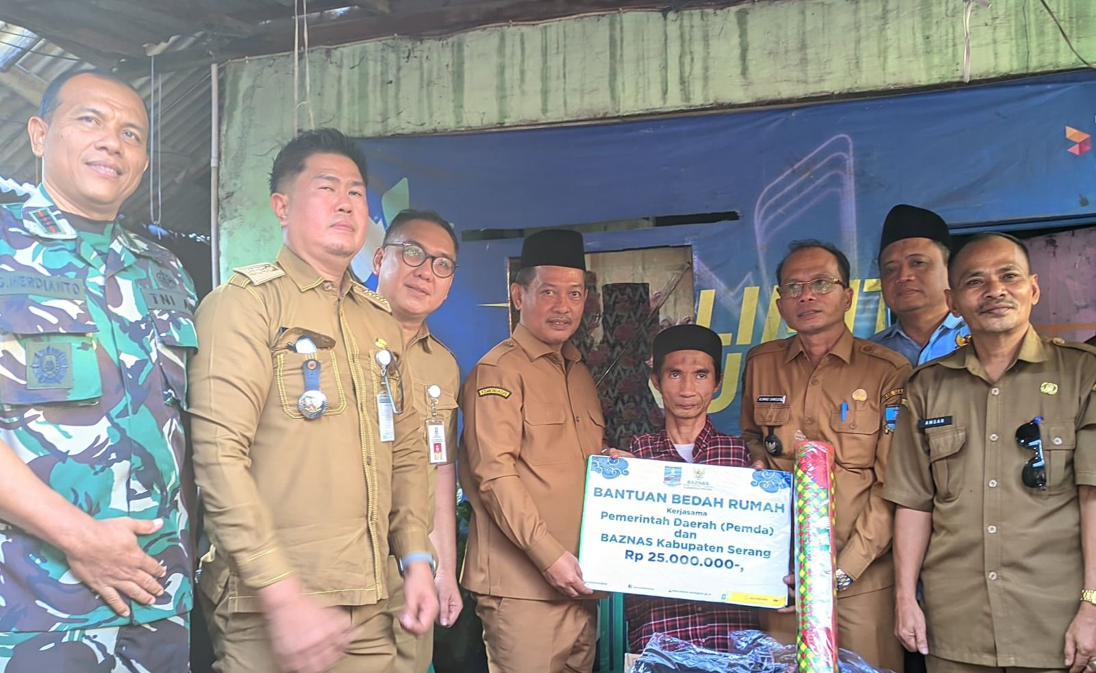 Langsung ke Lokasi, Wakil Bupati Serang Salurkan Bantuan Rehab Rumah Warga Disabilitas di Kibin
