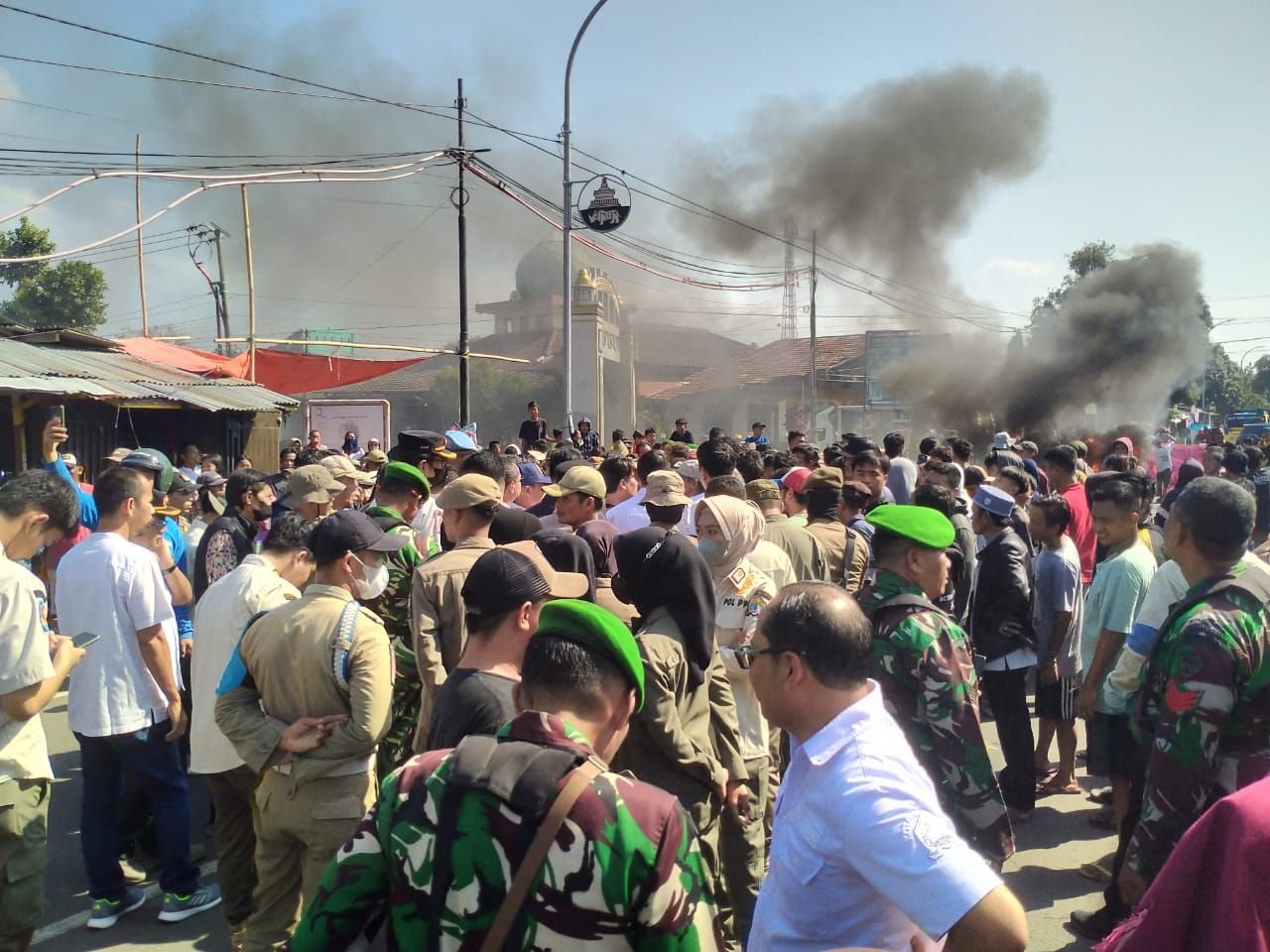 RICUH! Pembongkaran Rumah Warga Sukadana 1 Kota Serang Memanas 4 RICUH! Pembongkaran Rumah Warga Sukadana 1 Kota Serang Memanas