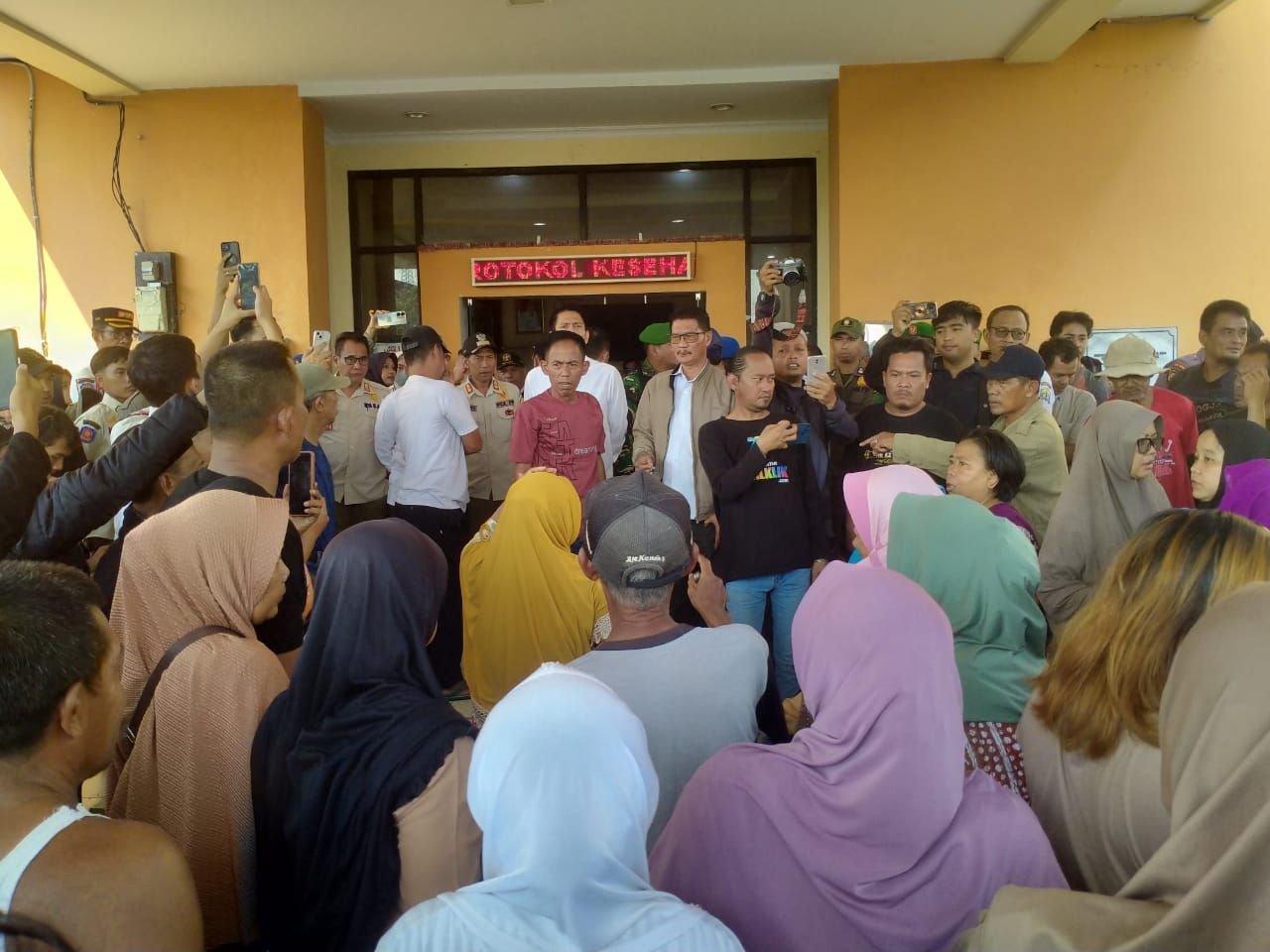 Harga Mati! Pemkot Serang Tetap Bongkar Bangunan Liar Milik Warga Sukadana 3 Harga Mati! Pemkot Serang Tetap Bongkar Bangunan Liar Milik Warga Sukadana