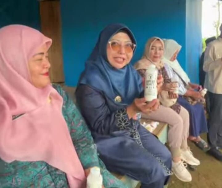 Susu Kambing Etawa Pandeglang Kini Go Nasional, Bupati Dewi: Ini Bukti Desa Bisa Mandiri dan Berdaya 1 Susu Kambing Etawa Pandeglang Kini Go Nasional, Bupati Dewi: Ini Bukti Desa Bisa Mandiri dan Berdaya