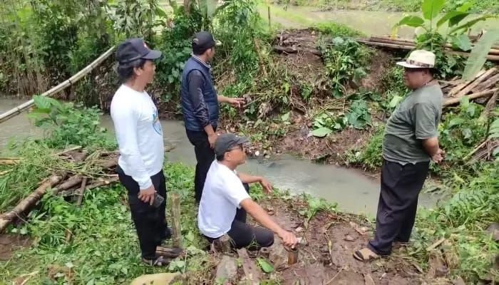 Jembatan Bambu Antar Kampung di Pandeglang Ambruk, Pemkab Langsung Turun Tangan 3 Jembatan Bambu Antar Kampung di Pandeglang Ambruk, Pemkab Langsung Turun Tangan
