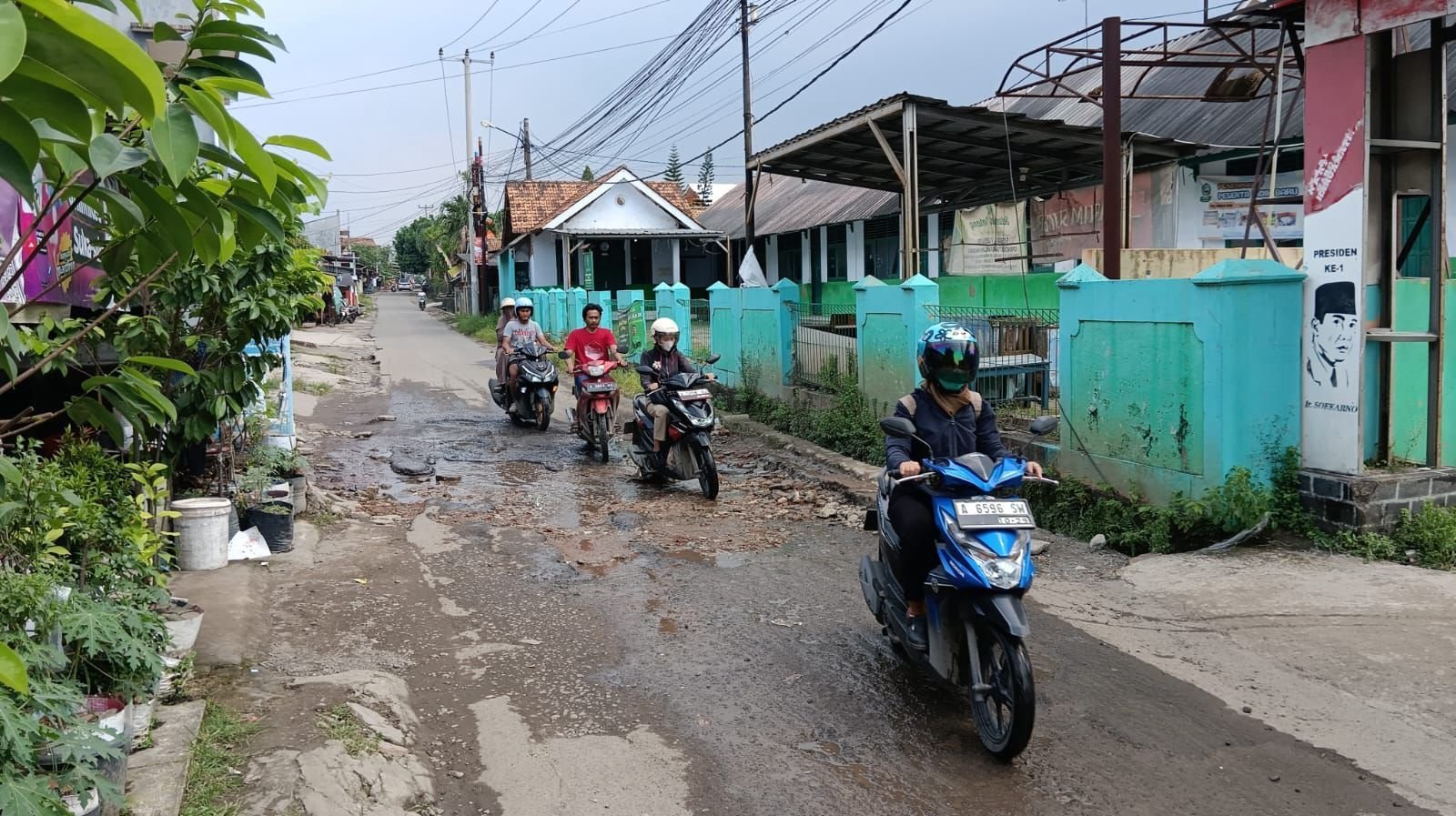 Jalan Rusak di Sambirata Bertahun-tahun Tak Kunjung Diperbaiki, Warga Cemas Keselamatan Anak Sekolah