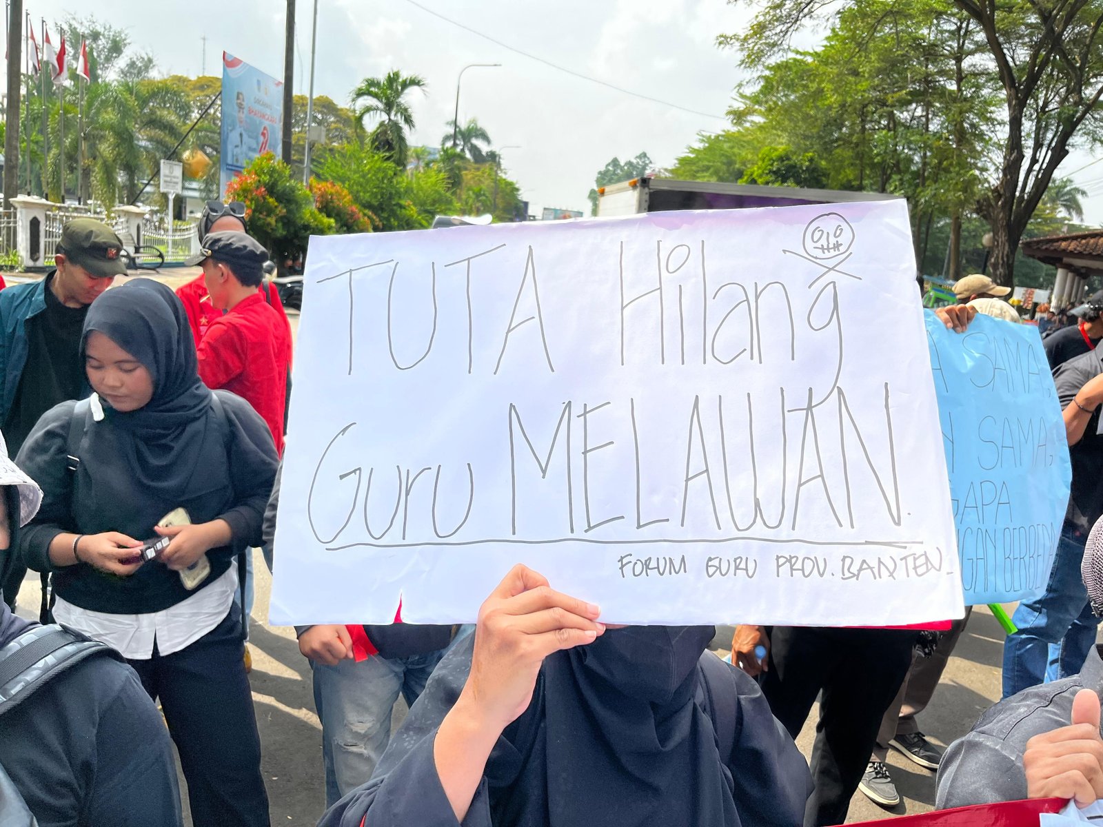 6 Bulan Pembayaran Honor Tuta Macet, Puluhan Guru di Banten Kepung Rumah Dinas Gubernur 3 6 Bulan Pembayaran Honor Tuta Macet, Puluhan Guru di Banten Kepung Rumah Dinas Gubernur