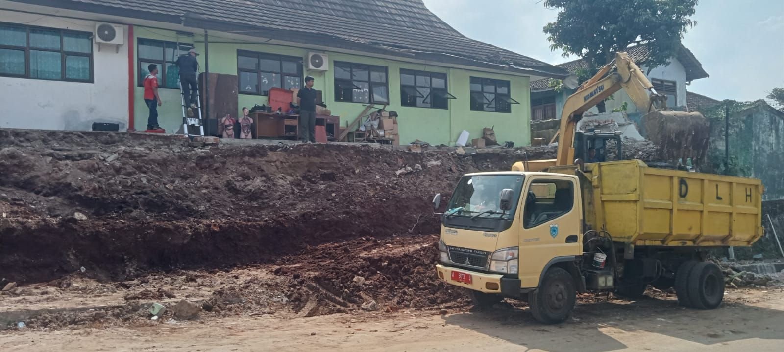 Bupati Dewi Gercep Instruksikan Dinas Terkait Tangani Longsor Pagar SDN 3 Pandeglang 1 Bupati Dewi Gercep Instruksikan Dinas Terkait Tangani Longsor Pagar SDN 3 Pandeglang