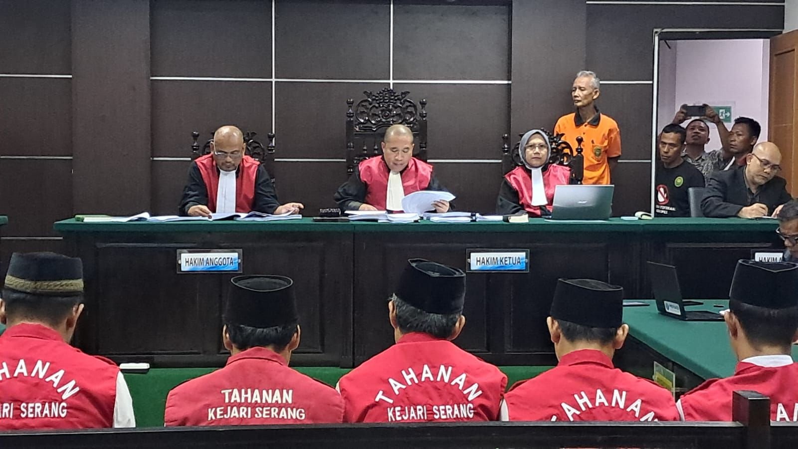 Terdakwa PCC di Kota Serang Divonis Berbeda, Anak dan Istri Gembong Narkoba Hanya Divonis 17 Tahun 2 Terdakwa PCC di Kota Serang Divonis Berbeda, Anak dan Istri Gembong Narkoba Hanya Divonis 17 Tahun