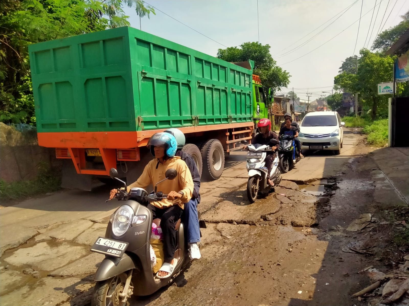 Pemkab Lebak Sediakan Saluran Pengaduan Truk Tambang, Pelanggar Bisa Dikenai Denda Rp24 Juta per Kendaraan 3 truk tambang lebak
