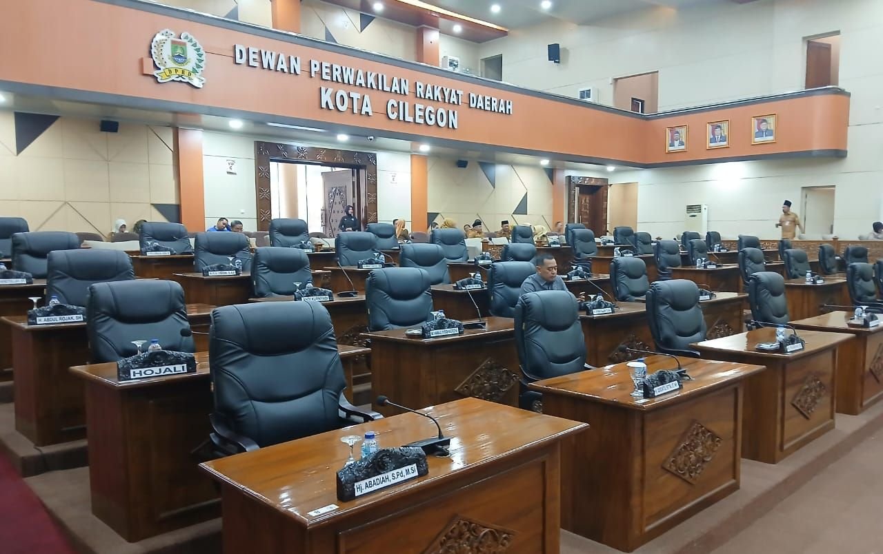 Rapat Paripurna DPRD Kota Cilegon Molor, Bangku Banyak yang Kosong Meski Sudah Terlambat Satu Jam 1 Rapat Paripurna DPRD Kota Cilegon Molor, Bangku Banyak yang Kosong Meski Sudah Terlambat Satu Jam