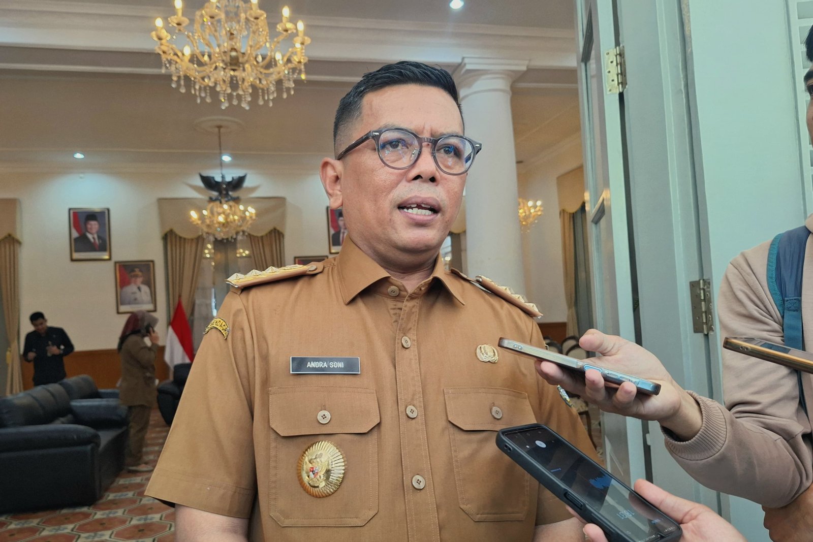 Bakal Dilantik Jadi Sekda Banten, Deden Apriandhi Diminta Andra Soni Lakukan Komunikasi Produktif 6 Bakal Dilantik Jadi Sekda Banten, Deden Apriandhi Diminta Andra Soni Lakukan Komunikasi Produktif