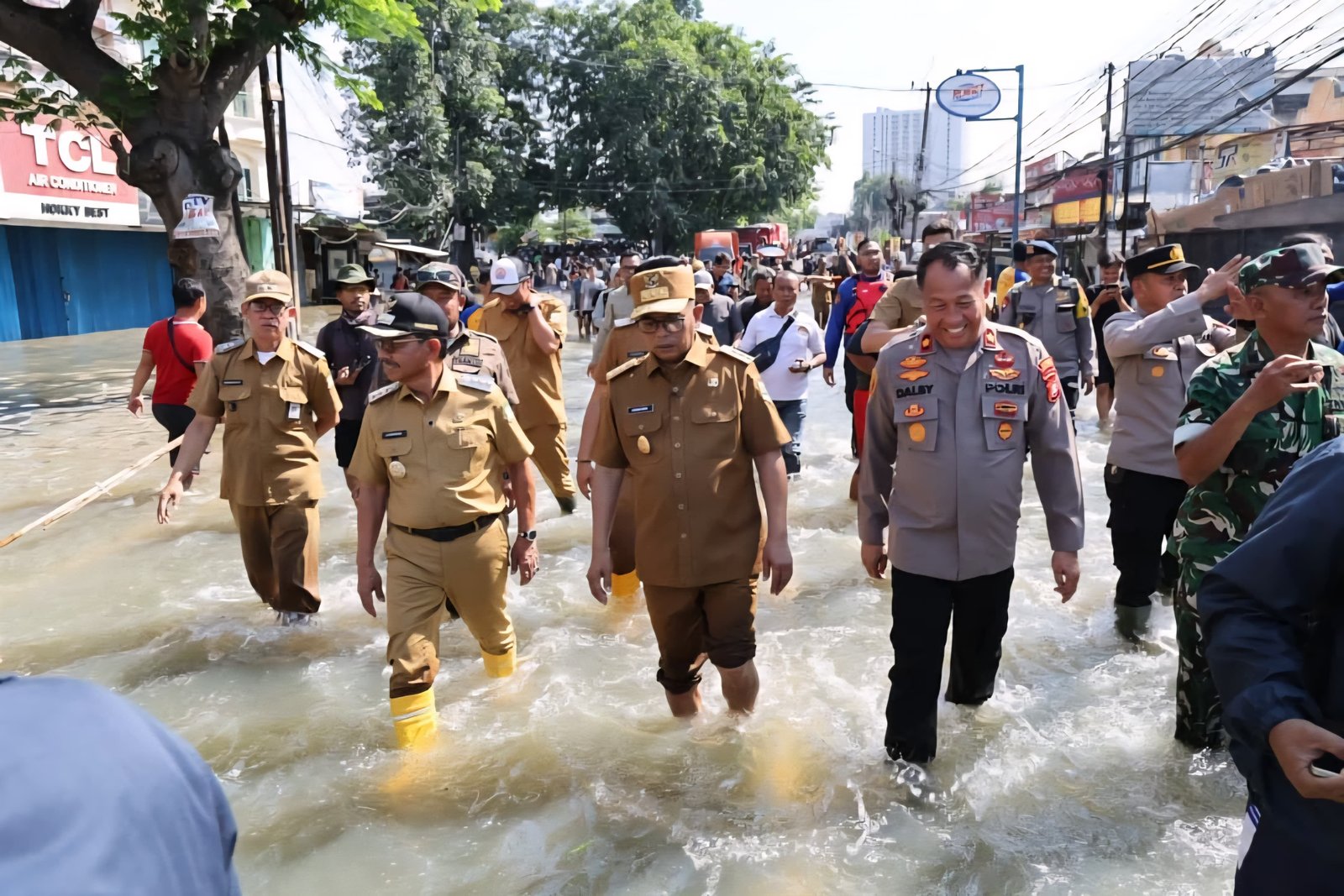 Andra Soni Becek-becekan Tinjau Banjir di Ciledug