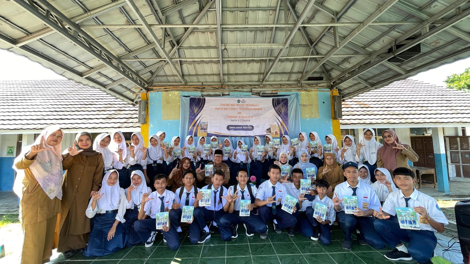 SMPN 2 Cipanas Lebak Luncurkan Buku Antologi, Selebrasi Keberanian Para Siswa dalam Menulis