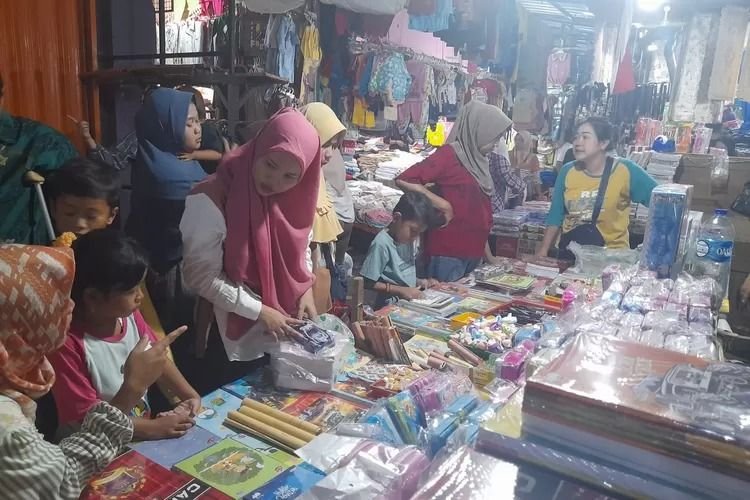 Jelang Tahun Ajaran Baru Sekolah, Pedagang Alat Tulis di Pasar Kranggot Raup Untung Jutaan Rupiah