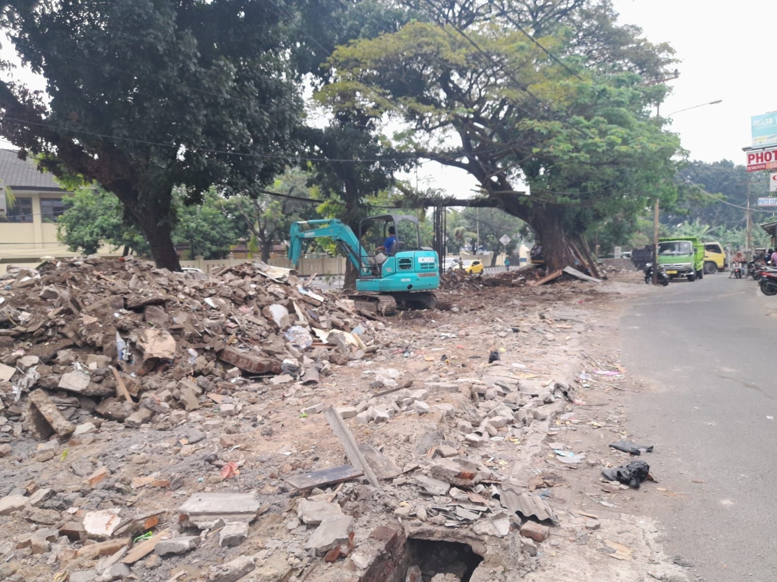 Curhat Pedagang dan Pangkalan Ojek Simpang Sumampir Cilegon Digusur, Pasrah tapi Masih Tahu Diri Numpang di Tanah KS 9 Curhat Pedagang dan Pangkalan Ojek Simpang Sumampir Cilegon Digusur, Pasrah tapi Masih Tahu Diri Numpang di Tanah KS