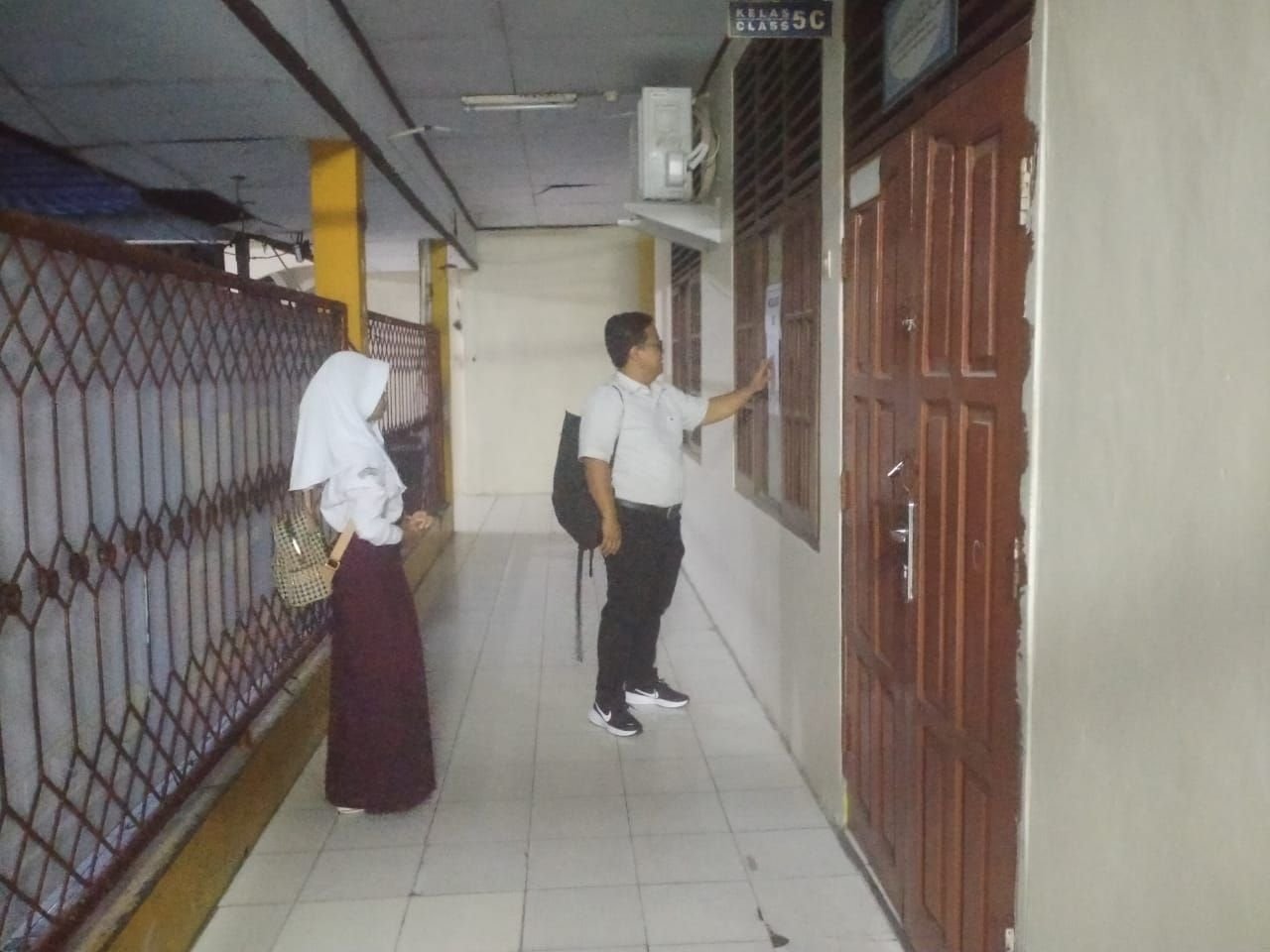 Siswa SD Negeri 02 Kota Serang Tiba di Sekolah Saat Masih Gelap dan Ruang Kelas Masih Terkunci 3 Siswa SD Negeri 02 Kota Serang Tiba di Sekolah Saat Masih Gelap dan Ruang Kelas Masih Terkunci