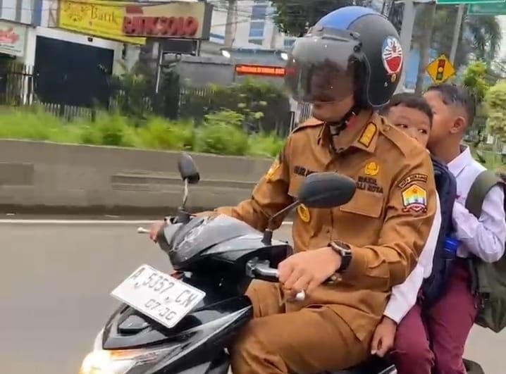 Lupa Pakaikan Helm ke Anak, Wakil Walikota Serang Nur Agis Aulia Minta Maaf dan Minta Ditilang 4 Lupa Pakaikan Helm ke Anak, Wakil Walikota Serang Nur Agis Aulia Minta Maaf dan Minta Ditilang
