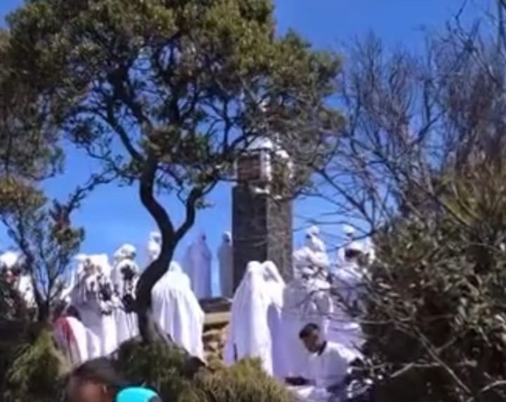 Viral Rombongan Serba Putih Gelar Ritual di Puncak Gunung Lawu, Netizen Duga Penganut Aliran Syahadatain 1 Viral Rombongan Serba Putih Gelar Ritual di Puncak Gunung Lawu, Netizen Duga Penganut Aliran Syahadatain