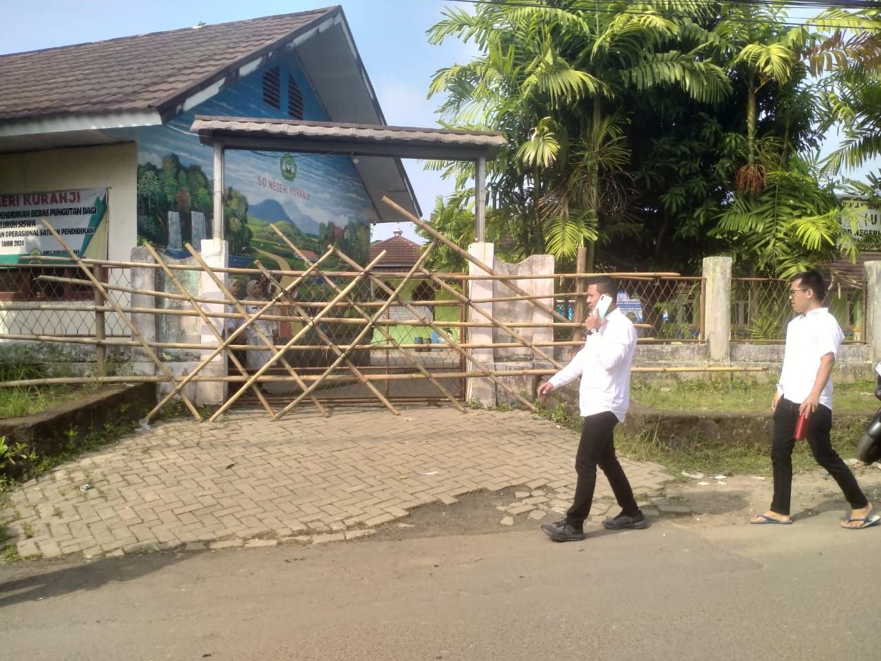 SD Negeri di Kota Serang Kembali Disegel Ahli Waris, Akses ke Sekolah Terganggu 3 SD Negeri di Kota Serang Kembali Disegel Ahli Waris, Akses ke Sekolah Terganggu