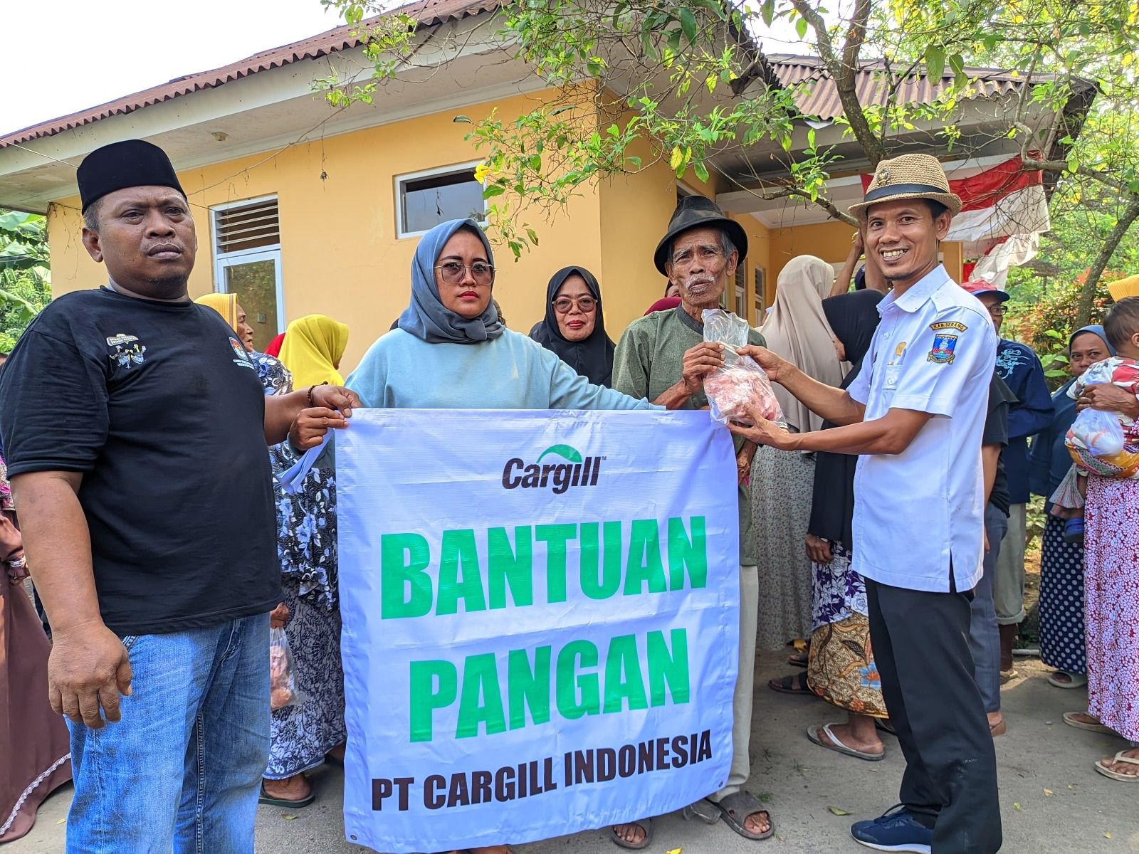 Warga Yang Stunting, Kurang Gizi, dan Ekonomi Lemah dapat Daging Ayam dari Pemdes Tegal Maja dan PT Cargill Indonesia 1 Warga Yang Stunting, Kurang Gizi, dan Ekonomi Lemah dapat Daging Ayam dari Pemdes Tegal Maja dan PT Cargill Indonesia