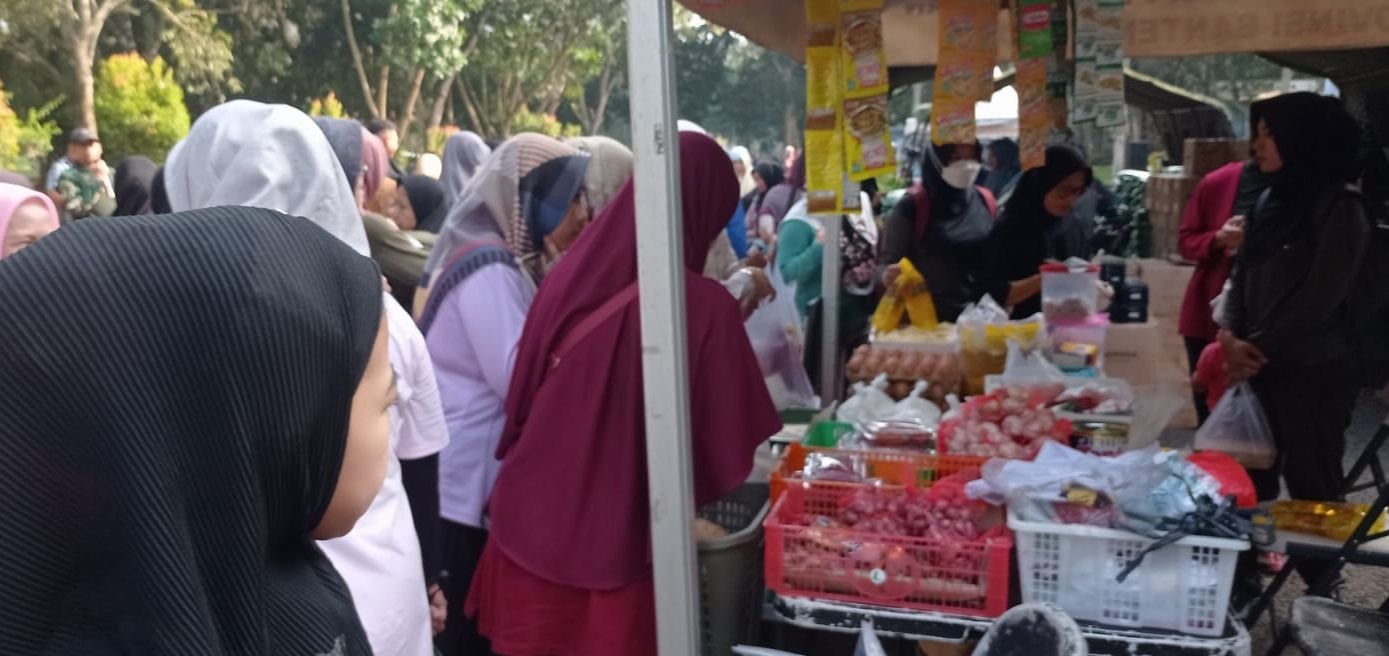 Ringankan Ekonomi Warga, Grup 1 Kopassus Bagi-bagi Beras di Kota Serang