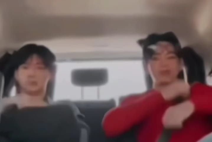 V dan Jungkook BTS Join Tren Aura Farming Pacu Jalur, ARMY: Bang Buru Main ke Riau 2 V dan Jungkook BTS Join Tren Aura Farming Pacu Jalur, ARMY: Bang Buru Main ke Riau