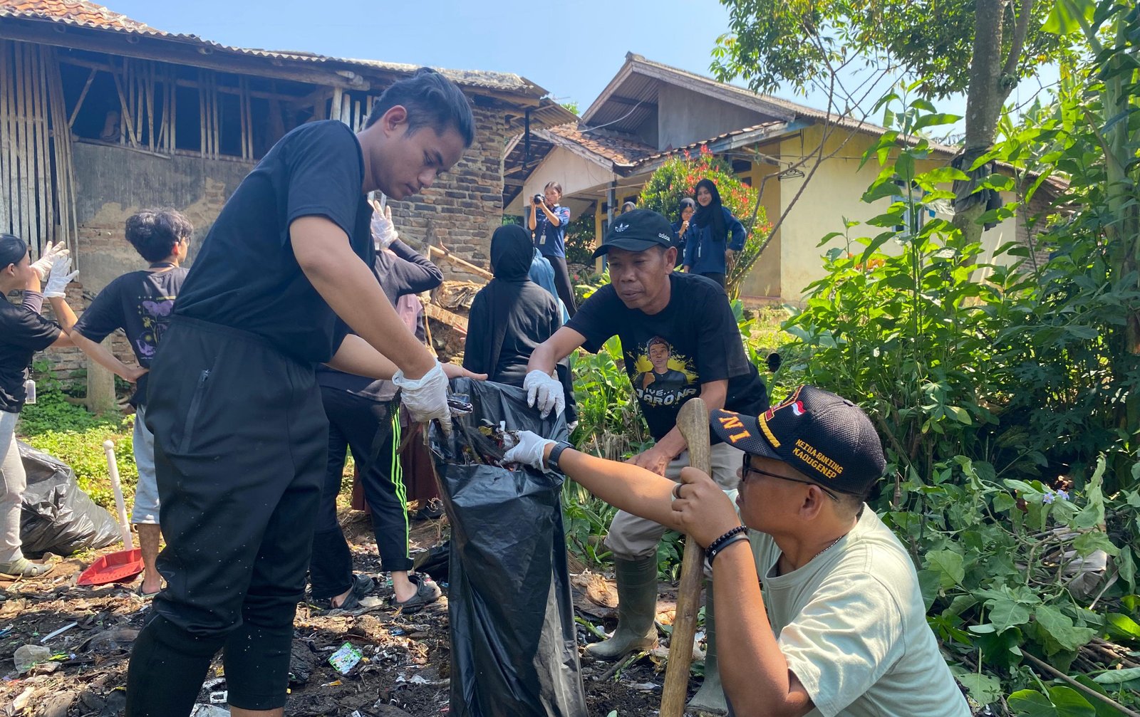 Pemdes Kadugenep Tak Tinggal Diam, Gerebek Sampah Jadi Jurus Bersih-bersih Kampung 2 Pemdes Kadugenep Tak Tinggal Diam, Gerebek Sampah Jadi Jurus Bersih-bersih Kampung