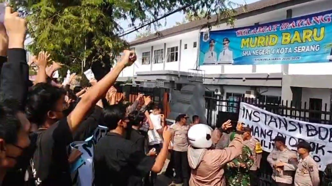 Pelaku Pelecehan SMAN 4 kota Serang Minta Diadili Pendemo Memaksa Masuk Hingga Terjadi Kericuhan Saat Demo