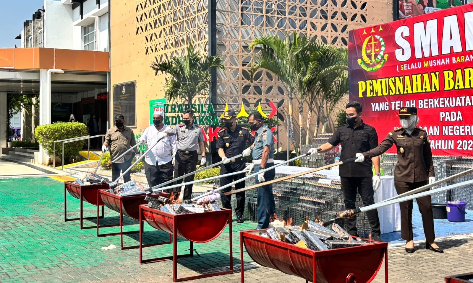 Kejari Cilegon Musnahkan Puluhan Belasan Juta Batang Rokok Ilegal hingga Ganja dengan Cara Dibakar