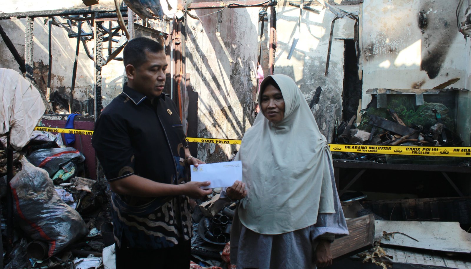 Budi Prajogo Sisihkan Gaji, Tangis Korban Kebakaran Pecah saat Terima Bantuan dari Anggota DPRD Banten 1 Budi Prajogo Sisihkan Gaji, Tangis Korban Kebakaran Pecah saat Terima Bantuan dari Anggota DPRD Banten