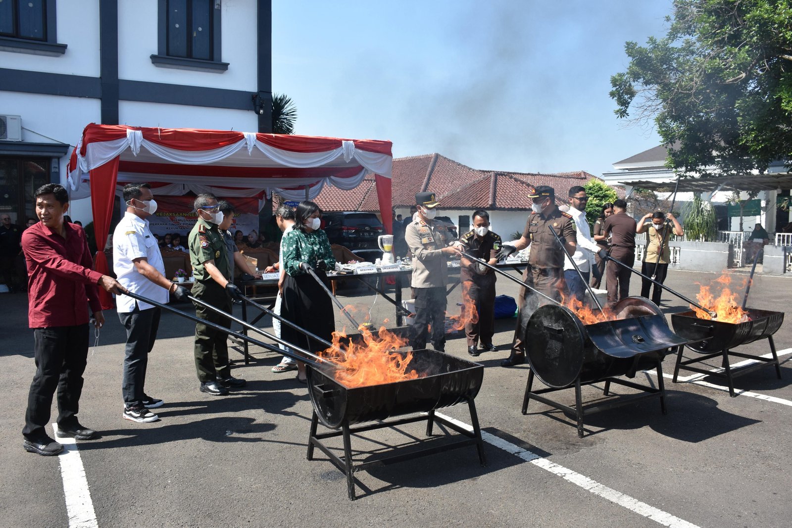 Hangus! Sebanyak 53 Sitaan Tipidum Dimusnahkan Kejari Pandeglang 2 Hangus! Sebanyak 53 Sitaan Tipidum Dimusnahkan Kejari Pandeglang