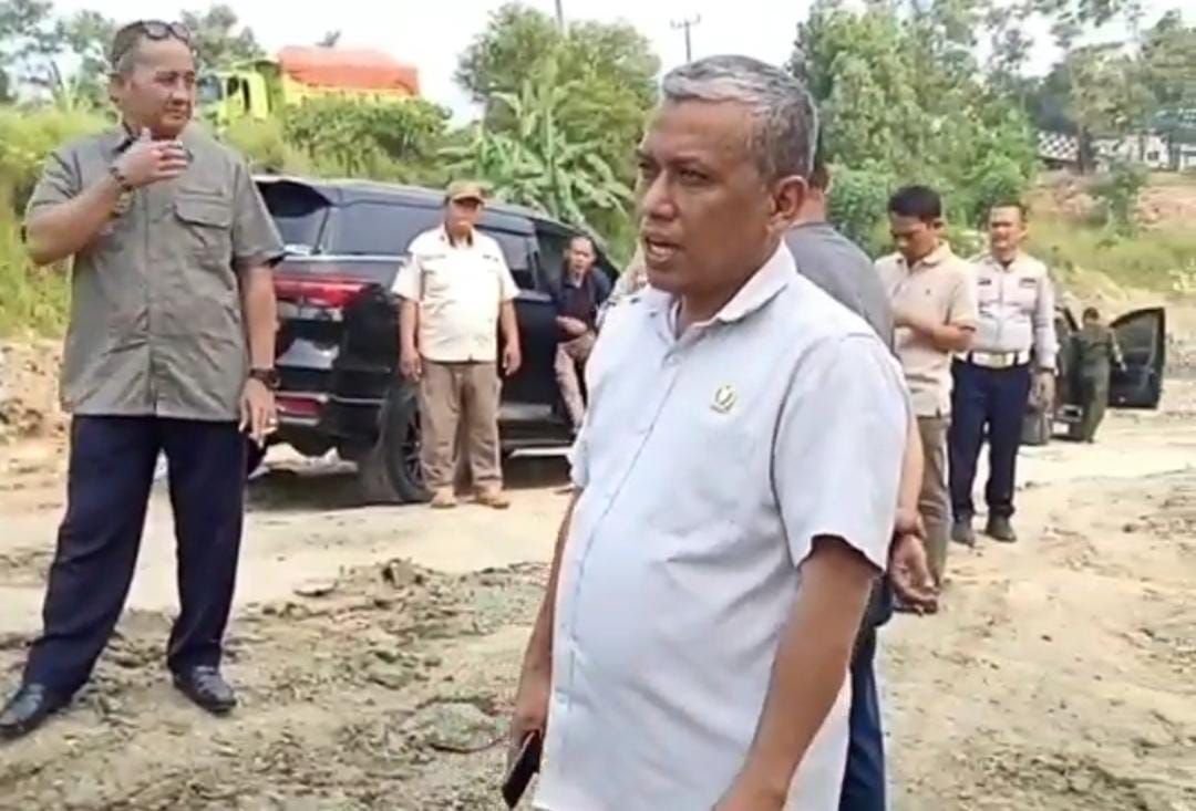 Sidak Truk Angkutan Galian Tanah Bocor, DPRD Kabupaten Lebak Temukan Operasional Tambang Tak Sesuai Izin 10 Sidak Truk Angkutan Galian Tanah Bocor, DPRD Kabupaten Lebak Temukan Operasional Tambang Tak Sesuai Izin