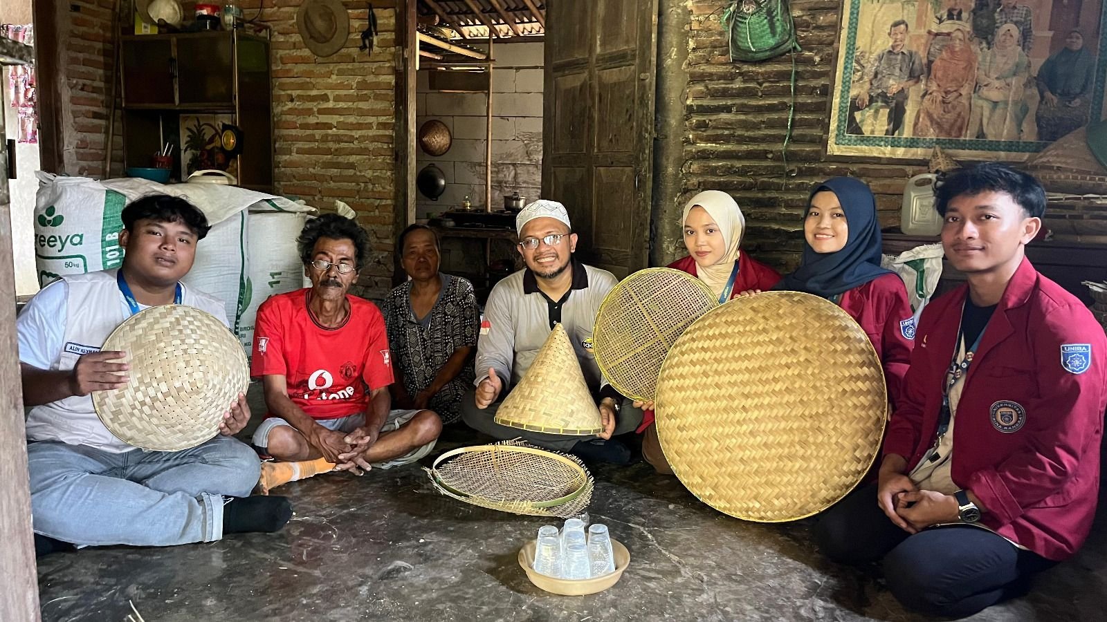 Kelompok 41 KKM Uniba Kunjungi Pengrajin Anyaman Bambu, Belajar dan Siap Jaga Kearifan Lokal