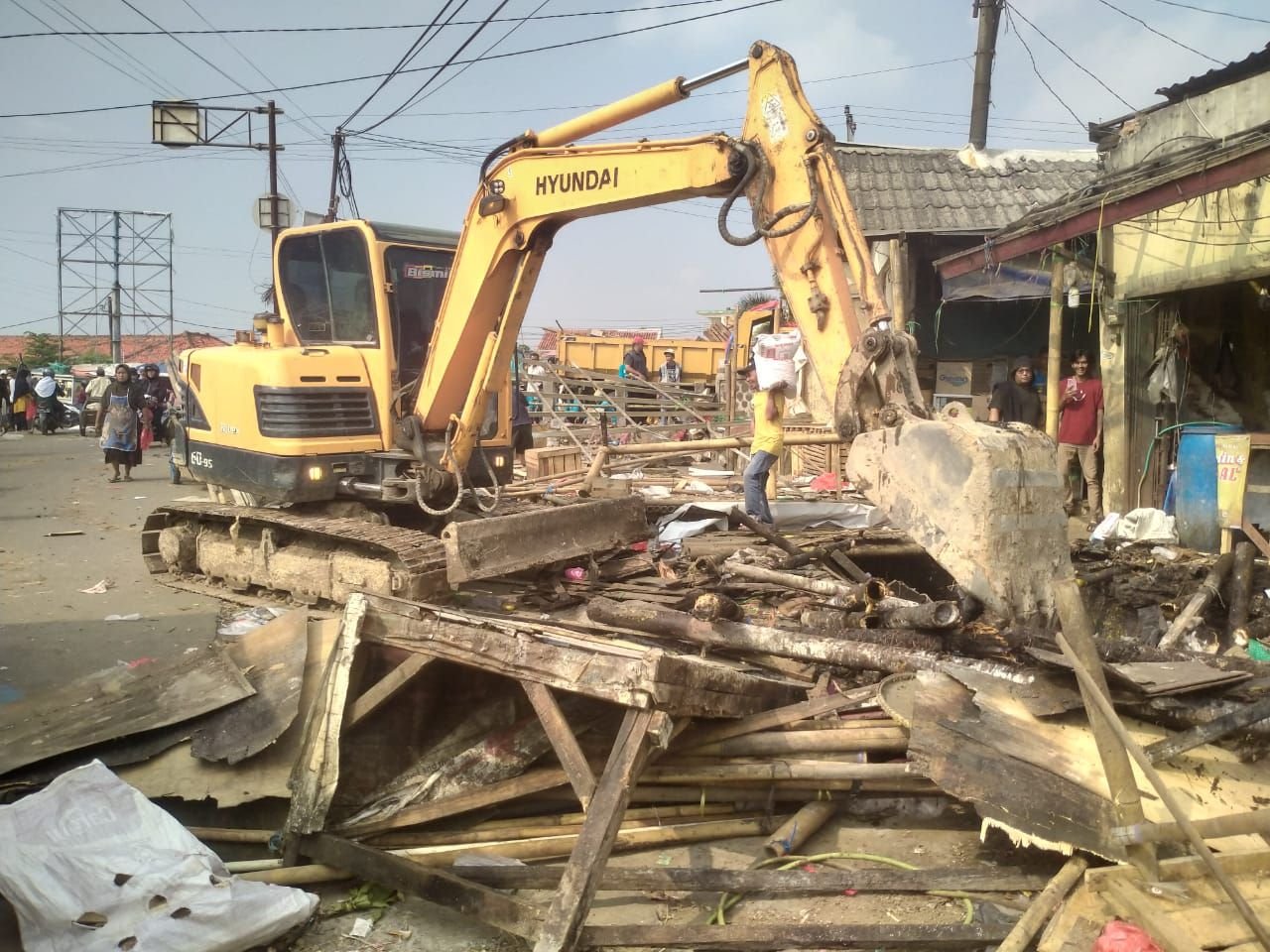 Langgar Perda Kota Serang, Ratusan Lapak Pedagang Lingkar Luar Pasar Induk Rau Dibongkar 2 Langgar Perda Kota Serang, Ratusan Lapak Pedagang Lingkar Luar Pasar Induk Rau Dibongkar