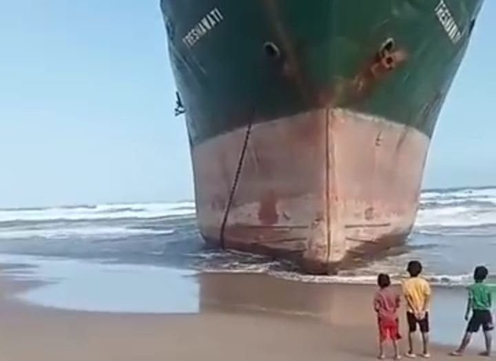 Bikin Heboh! Kapal Kargo Tresnawati Terdampar di Pantai Kutakarang Pandeglang, Ternyata Ini Penyebabnya 3 Bikin Heboh! Kapal Kargo Tresnawati Terdampar di Pantai Kutakarang Pandeglang, Ternyata Ini Penyebabnya