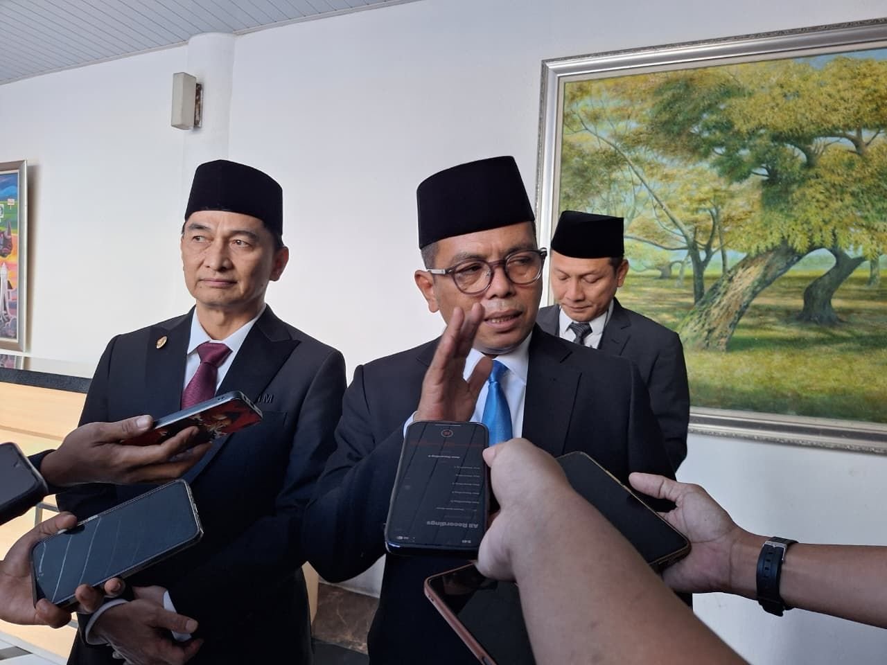 Ini Perbedaan Pandangan Andra Soni dan Dimyati Terkait Perpindahan ASN ke Pemprov Banten 2 Ini Perbedaan Pandangan Andra Soni dan Dimyati Terkait Perpindahan ASN ke Pemprov Banten