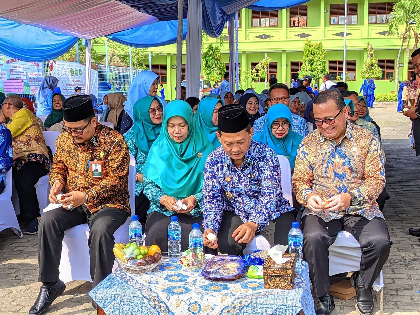 Makan telur Bareng Siswa MTs, Najib Hamas Anak-anak Kabupaten Serang Biasakan Makan Bergizi