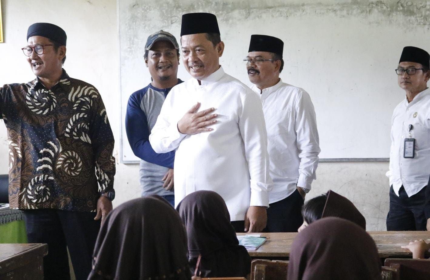 Pastikan Siswa Belajar di Kursi, Najib Hamas Kunjungi SDN Kalong